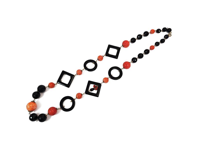Collana Lunga con Madrepore Rosse e Piertre Nere