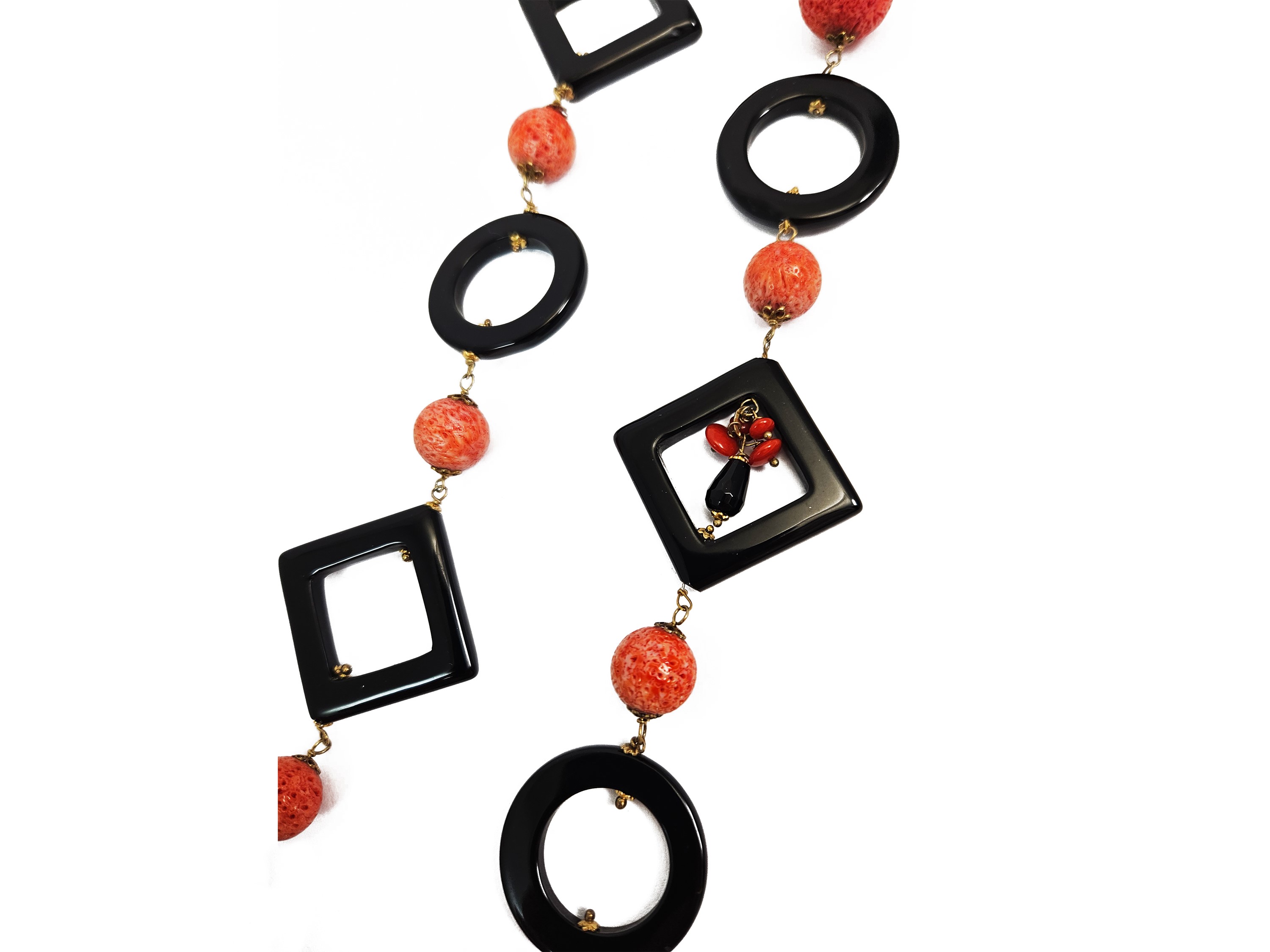 Collana Lunga con Madrepore Rosse e Piertre Nere