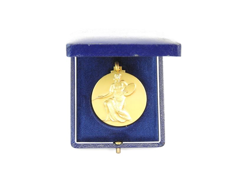 Medaglia in oro giallo Allegoria della Pittura a Pietro Annigoni