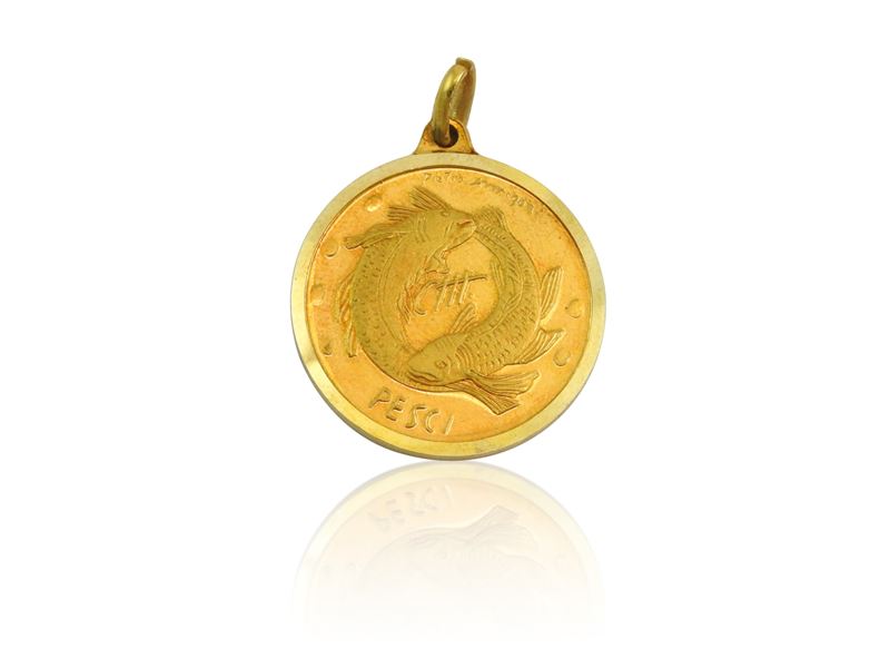 Medaglia pendente in oro giallo con segno zodiacale dei Pesci, Anni Settanta