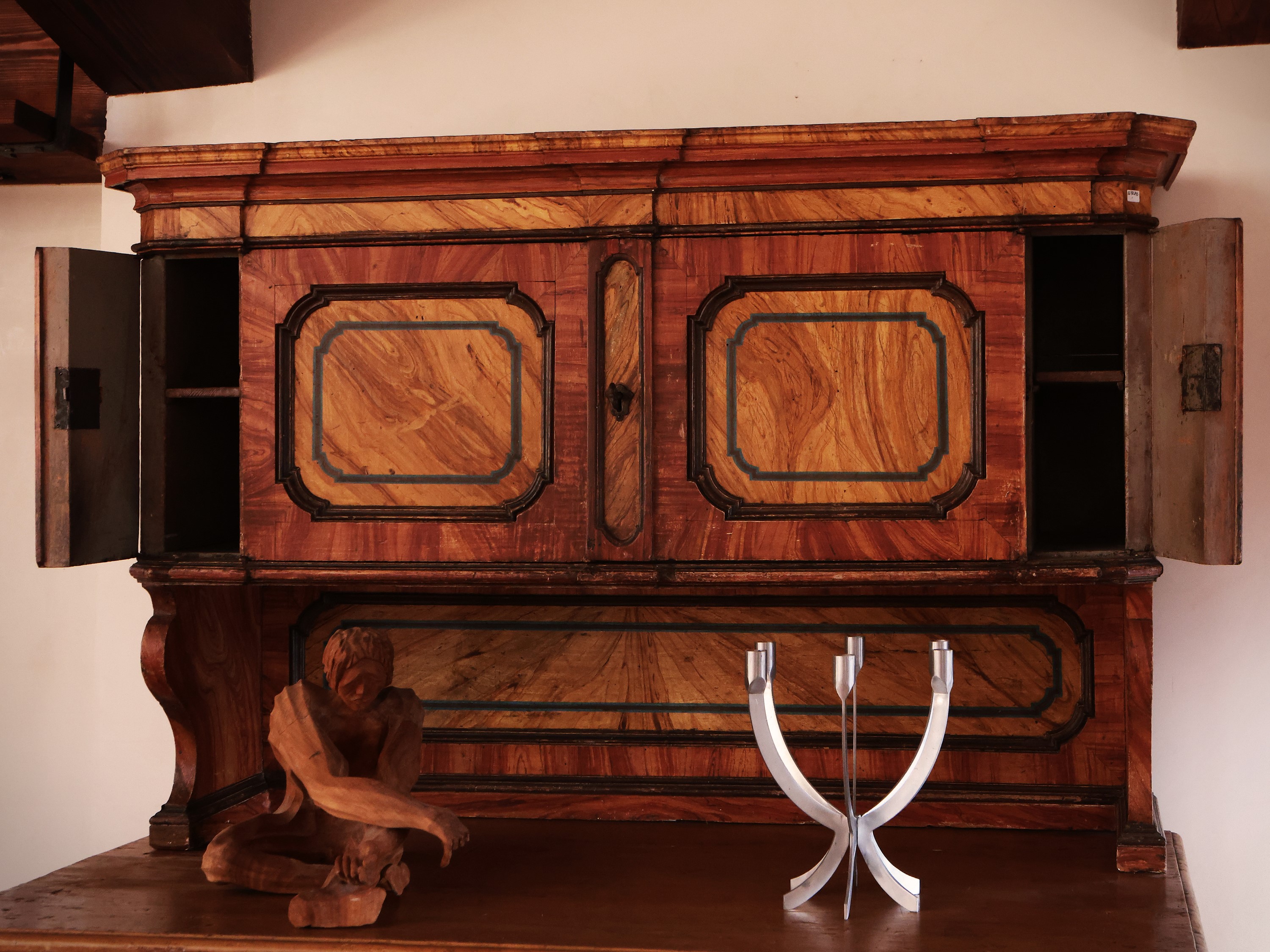 Credenza a Due Corpi in Legno Laccato