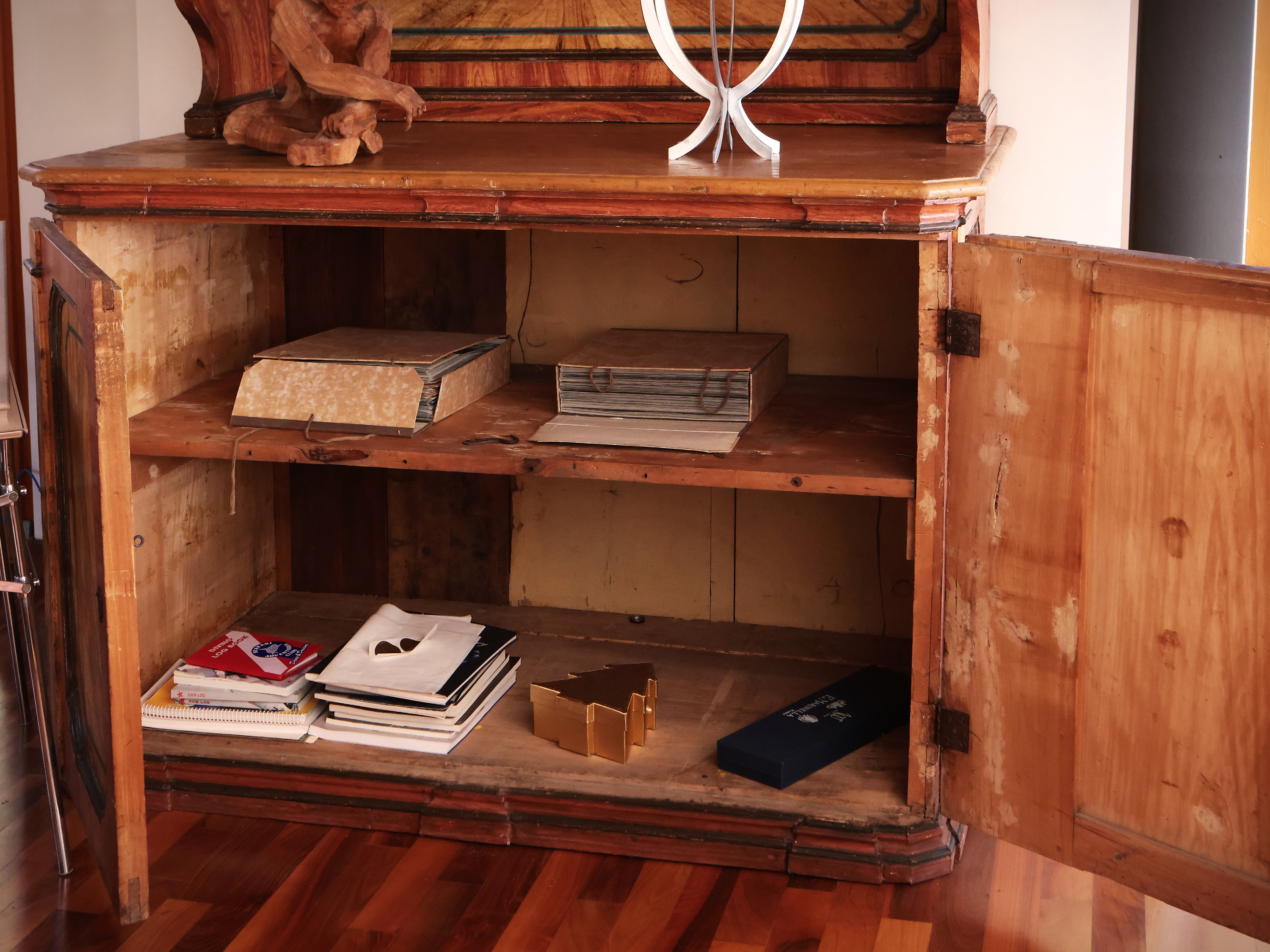 Credenza a Due Corpi in Legno Laccato