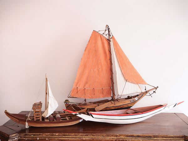 Tre modellini di barche in legno da collezione