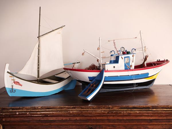 Tre modellini di barche da pesca in legno