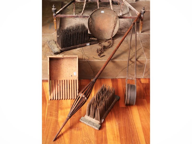 Assortimento di Antichi Attrezzi in Ferro