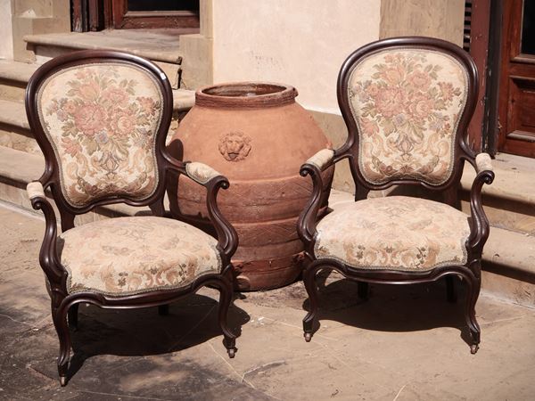 Coppia di poltrone in noce