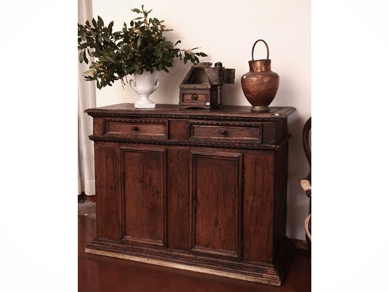 Credenza Rustica in Noce ed Altre Essenze