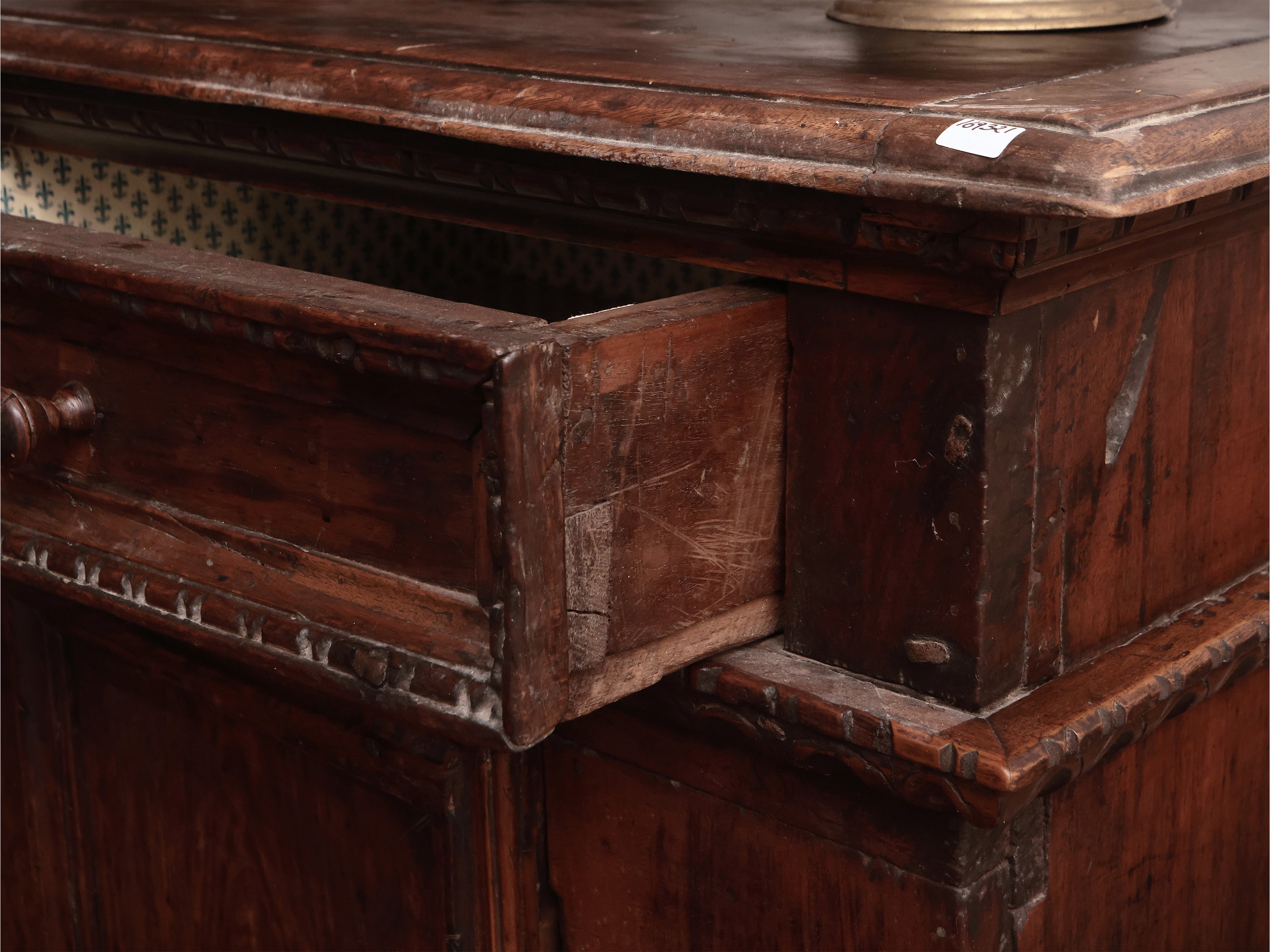 Credenza Rustica in Noce ed Altre Essenze