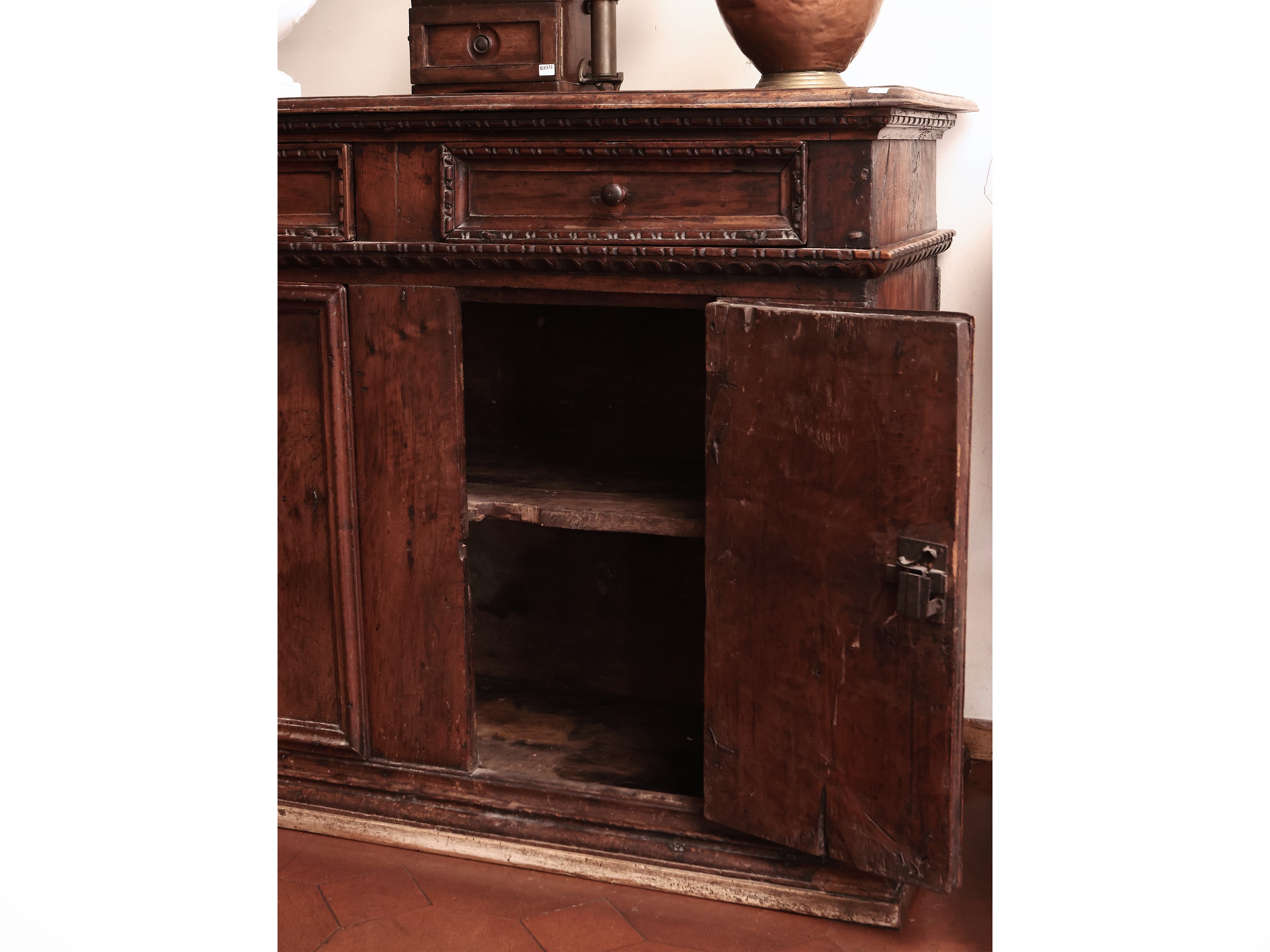 Credenza Rustica in Noce ed Altre Essenze