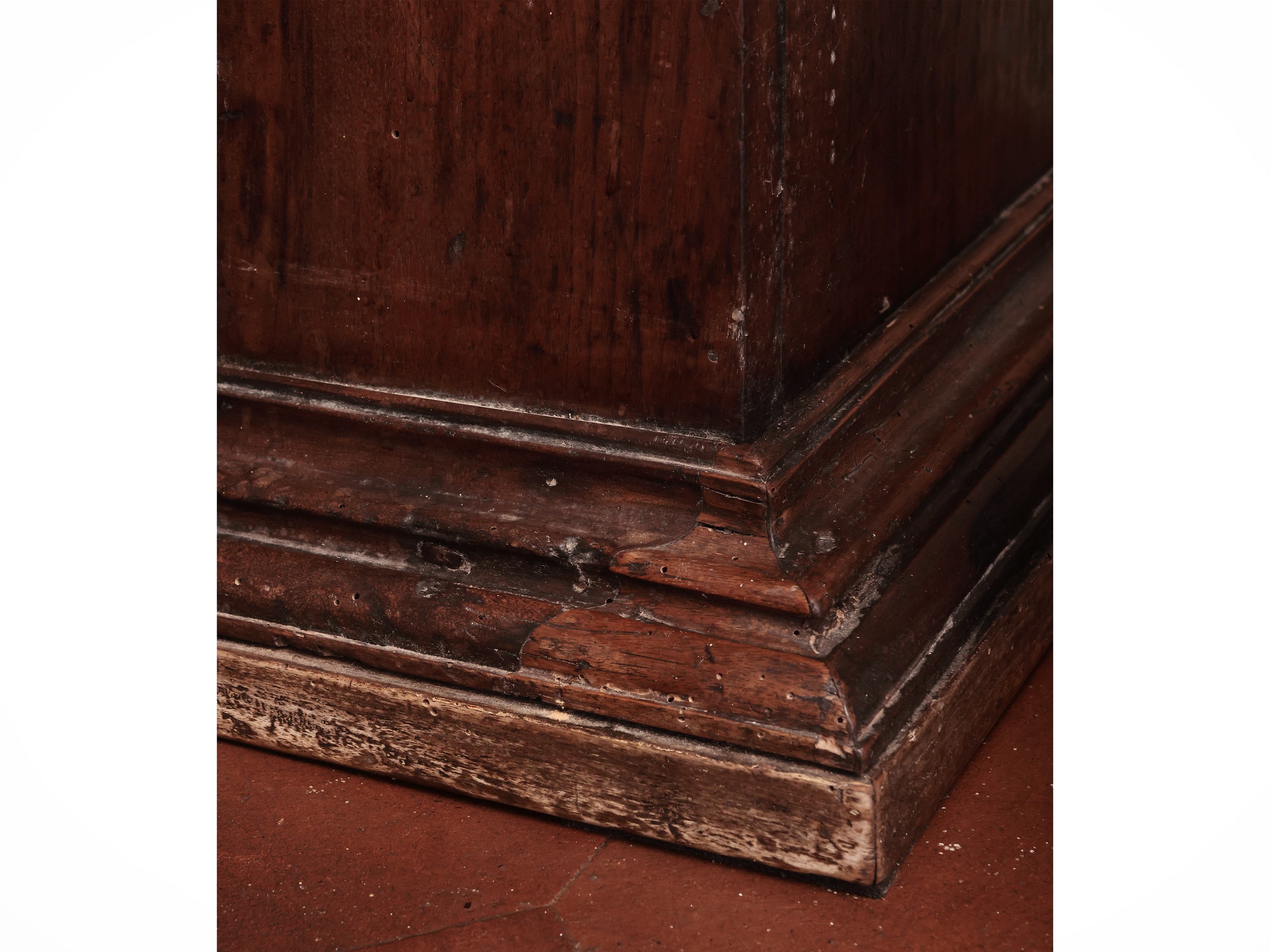 Credenza Rustica in Noce ed Altre Essenze