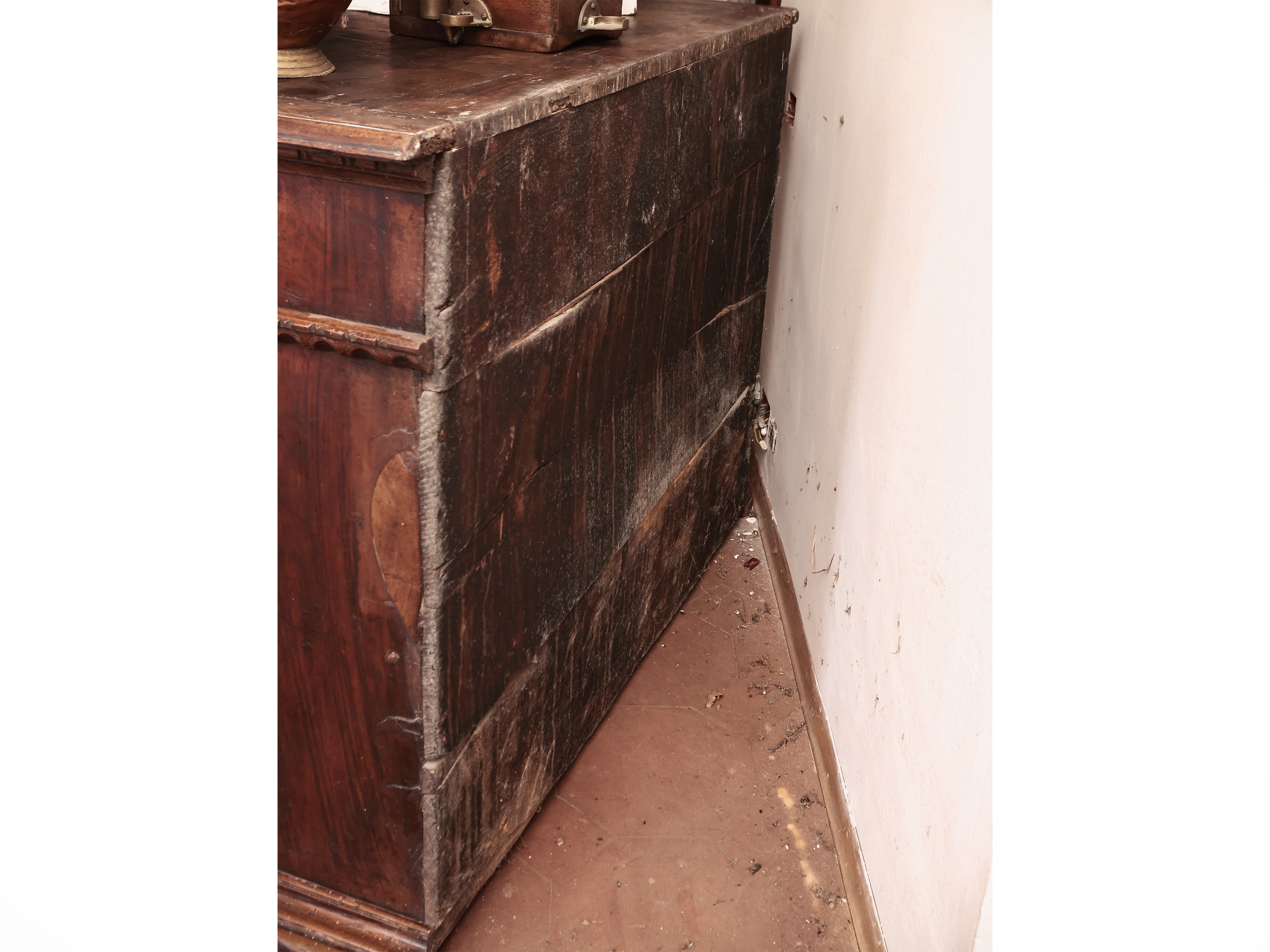 Credenza Rustica in Noce ed Altre Essenze