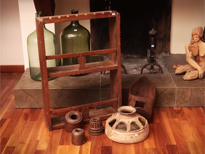 Piccola Etagere Rustica Pensile in Legno Intagliato