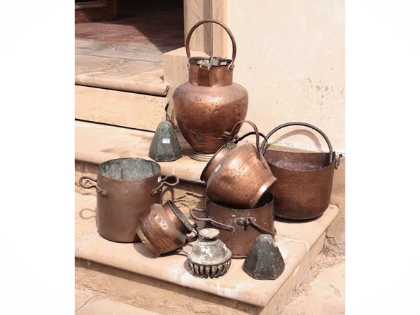 Assortimento di oggetti in rame