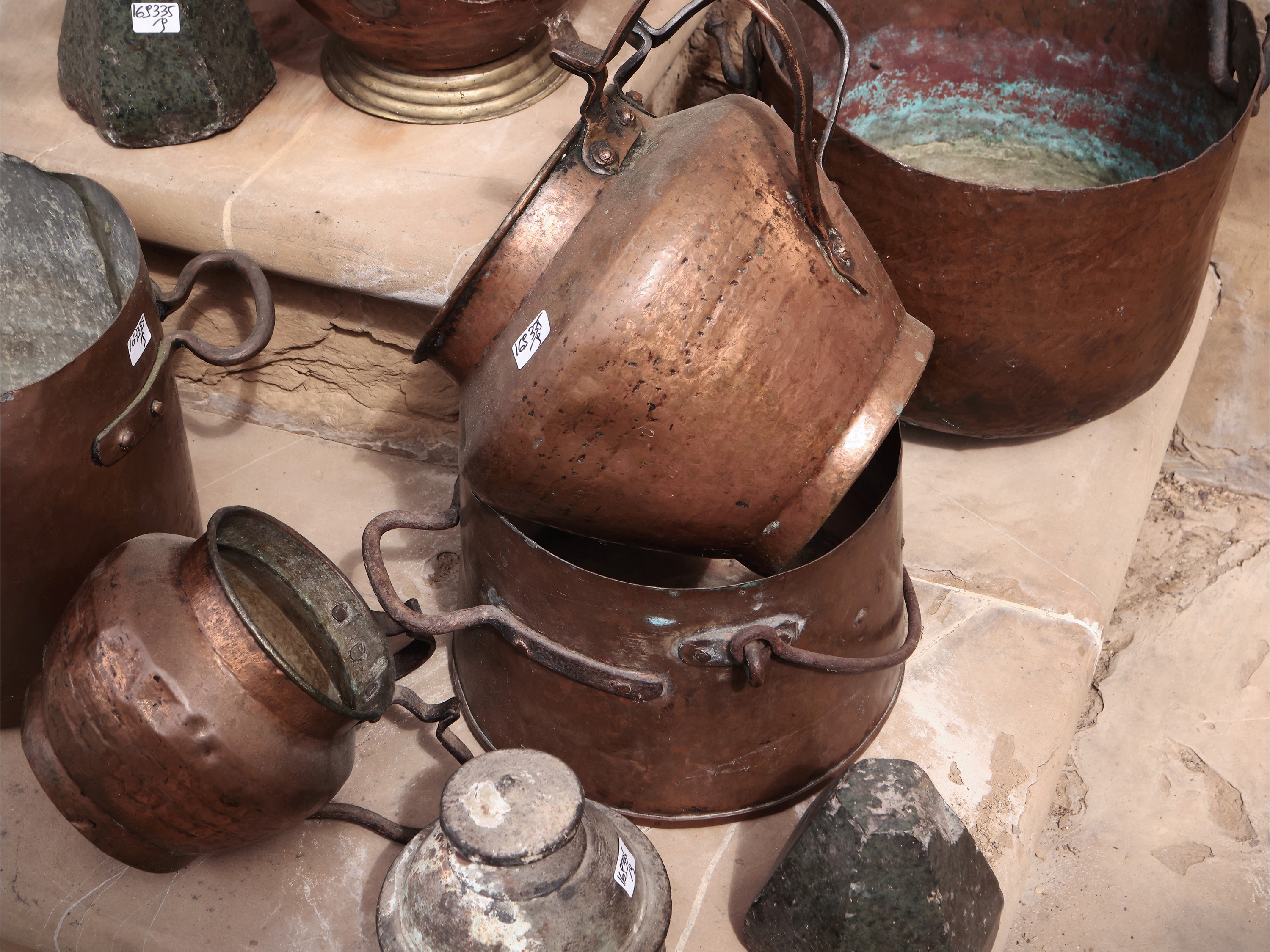 Assortimento di Oggetti in Rame