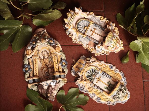 Tre acquasantere in maiolica popolare