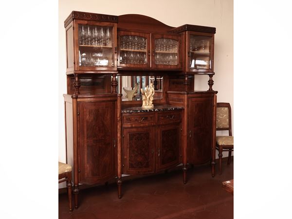 Credenza a due corpi impiallacciata in noce e piuma di noce di gusto Art Nouveau