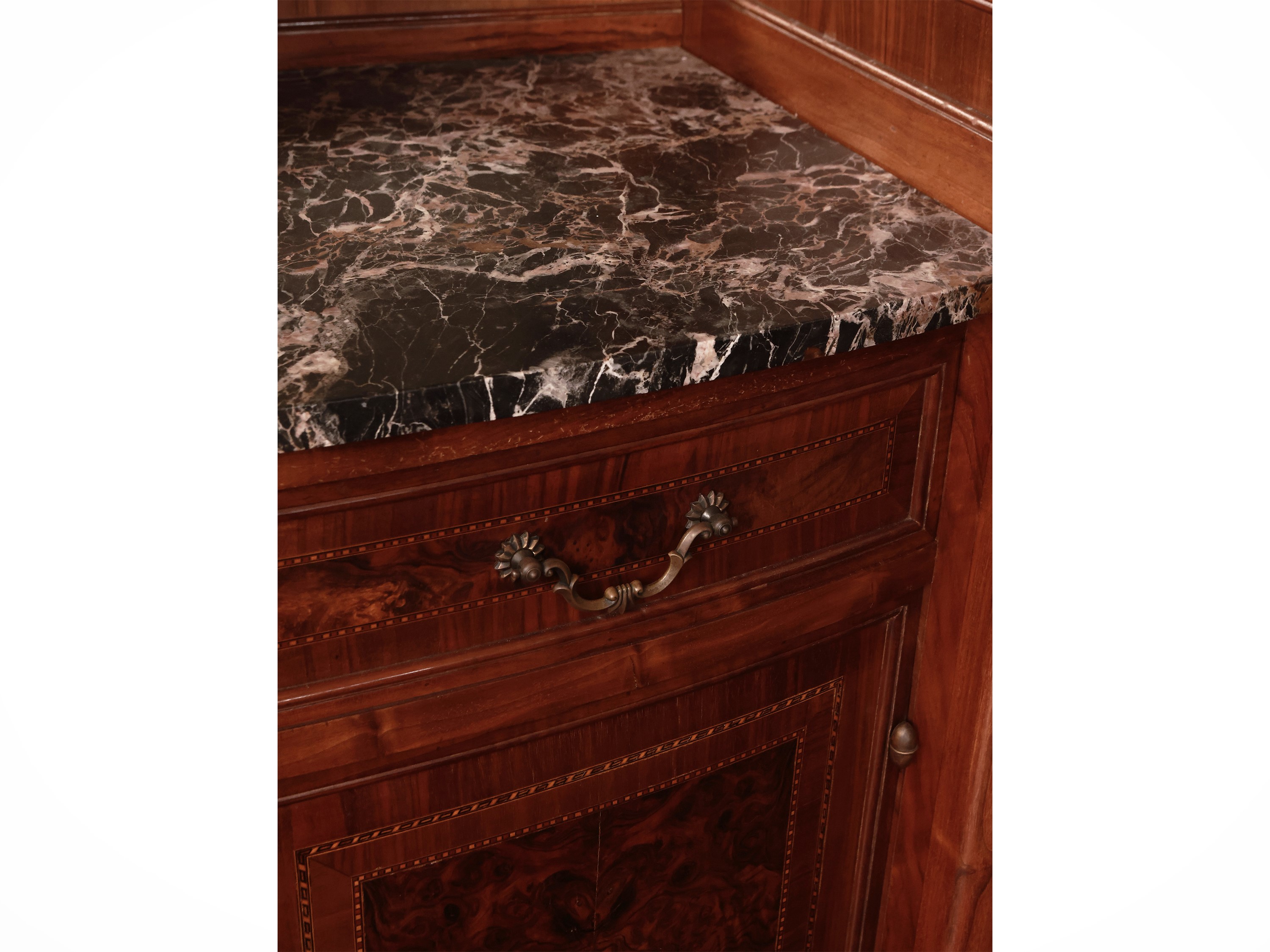 Credenza a Due Corpi Impiallacciata in Noce e Piuma di Noce di Gusto Art Nouveau
