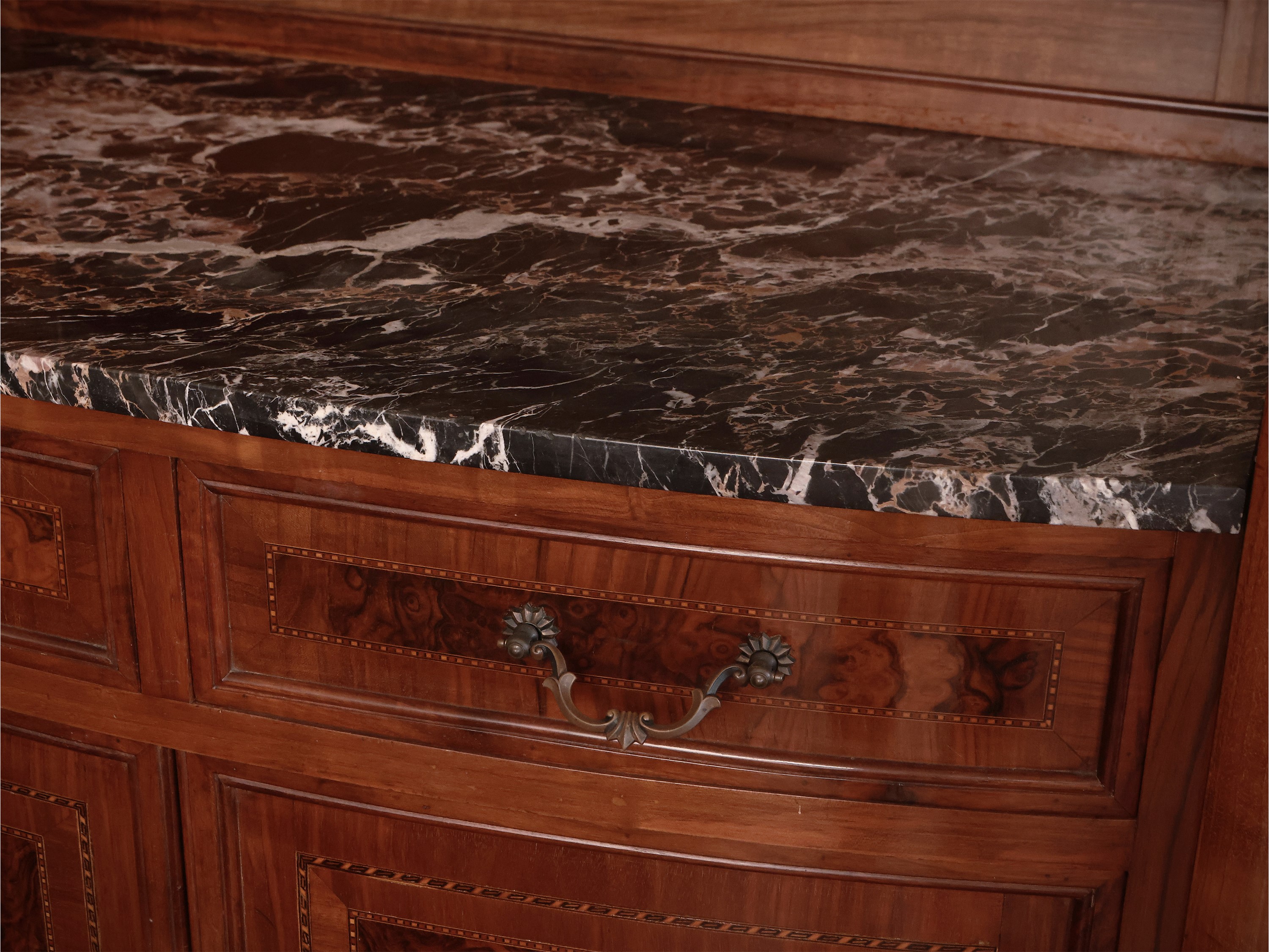 Credenza Impiallacciata in Noce e Piuma di Noce di Gusto Art Nouveau