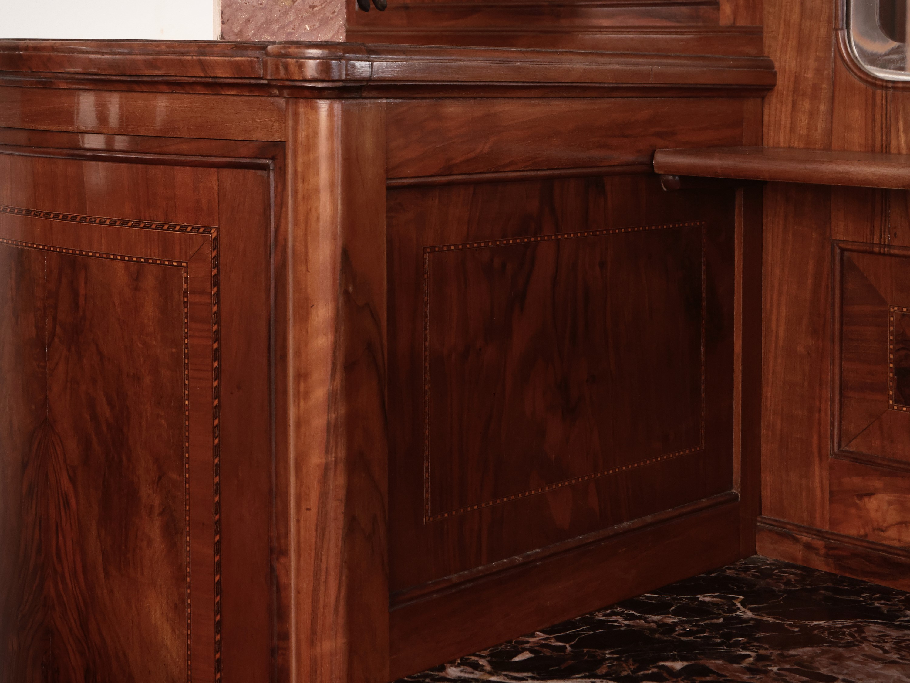 Credenza Impiallacciata in Noce e Piuma di Noce di Gusto Art Nouveau