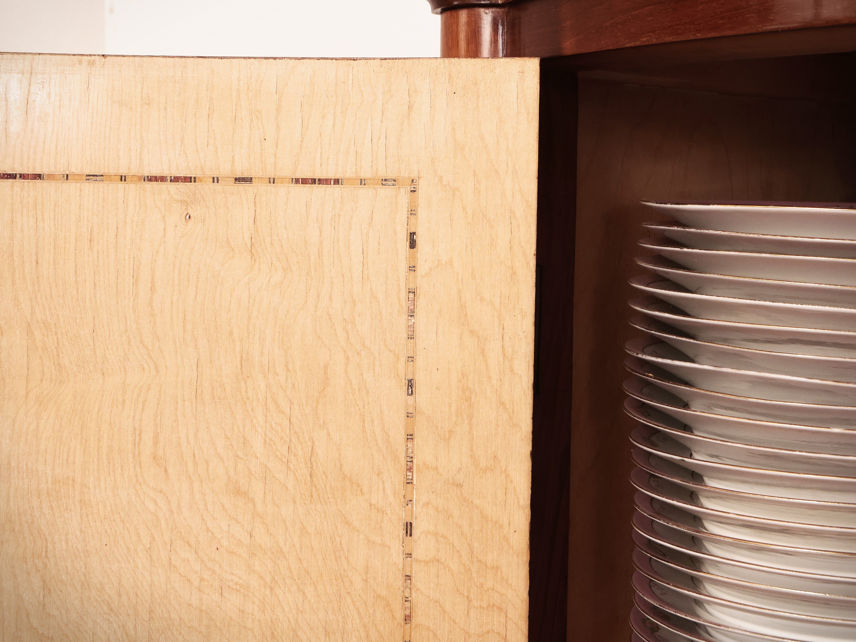 Credenza Impiallacciata in Noce e Piuma di Noce di Gusto Art Nouveau
