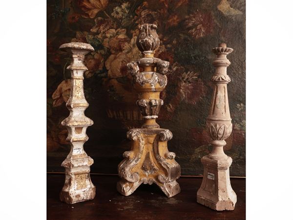 Tre torciere in legno intagliato e dorato