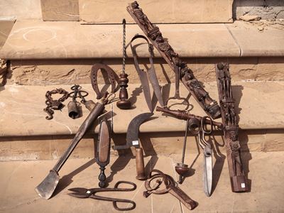 Assortimento di Antichi Attrezzi in Ferro