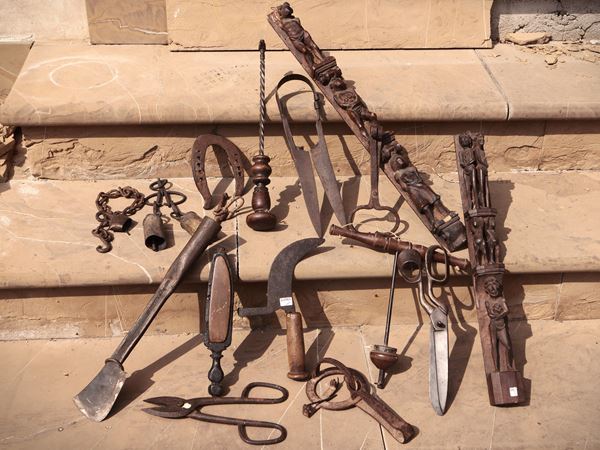 Assortimento di antichi attrezzi in ferro