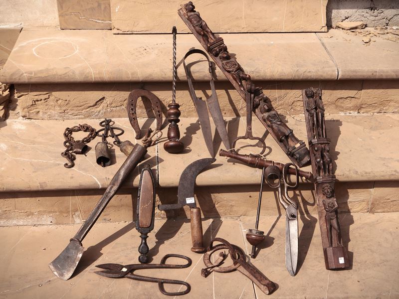Assortimento di Antichi Attrezzi in Ferro