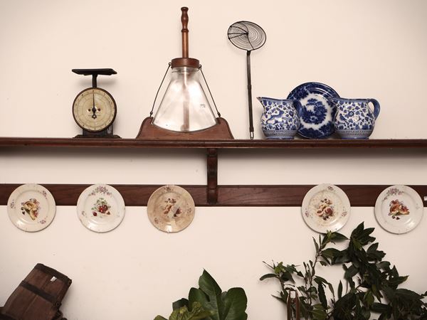 Miscellanea di accessor per la tavola e la cucina