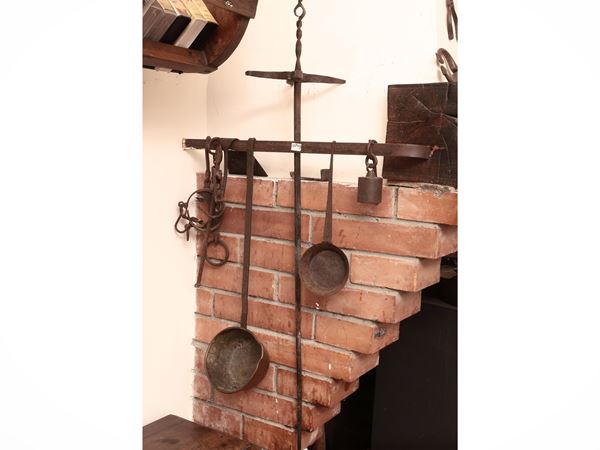 Assortimento di attrezzi e accessori d'epoca in ferro e metalli