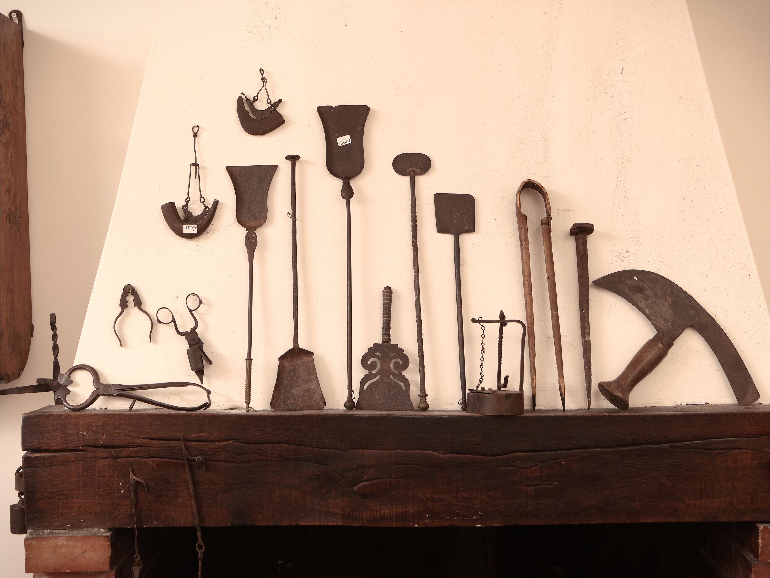 Assortimento di Attrezzi e Accessori D'epoca in Ferro e Metalli
