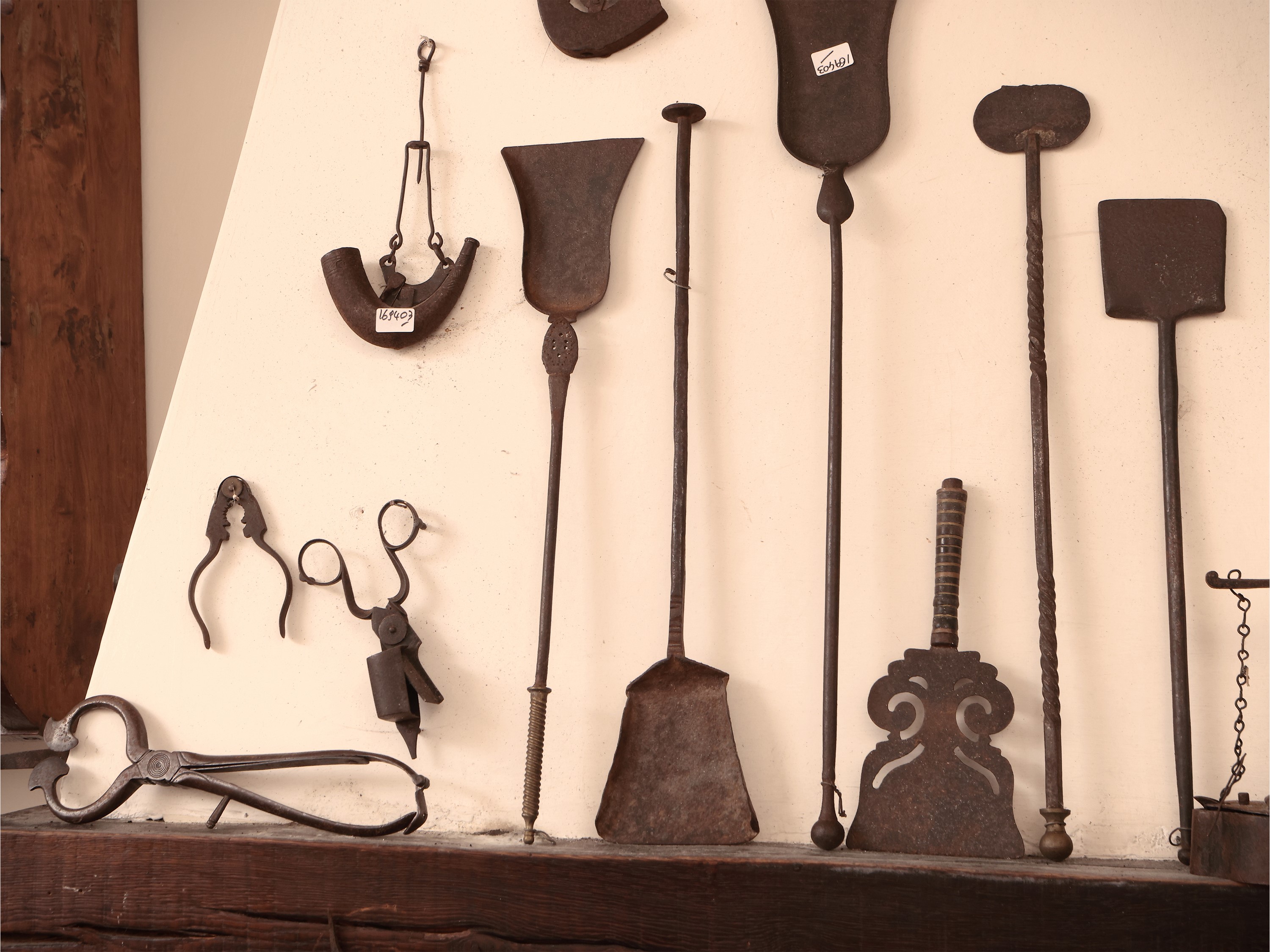 Assortimento di Attrezzi e Accessori D'epoca in Ferro e Metalli