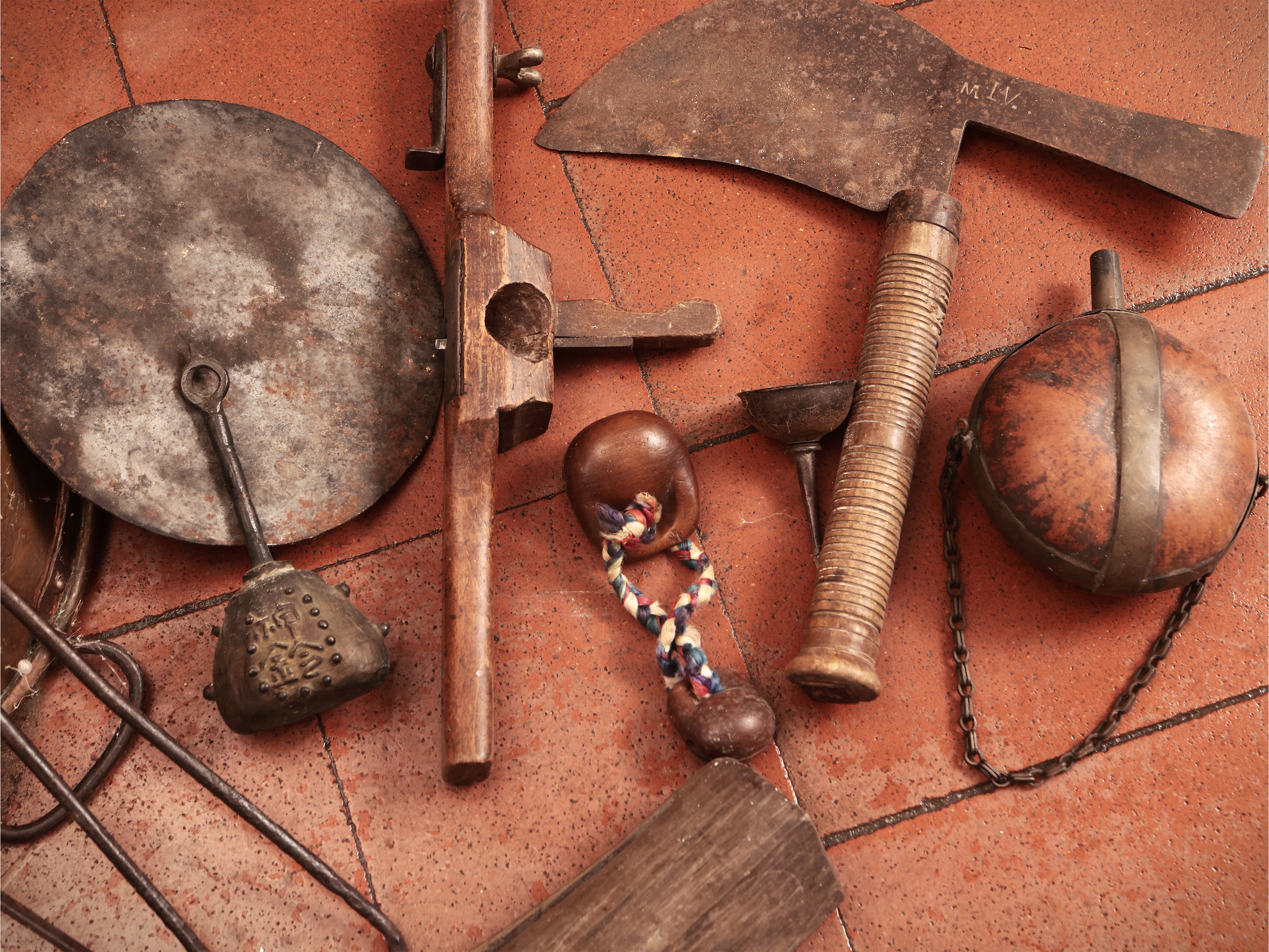 Assortimento di Attrezzi e Accessori D'epoca in Ferro e Metalli
