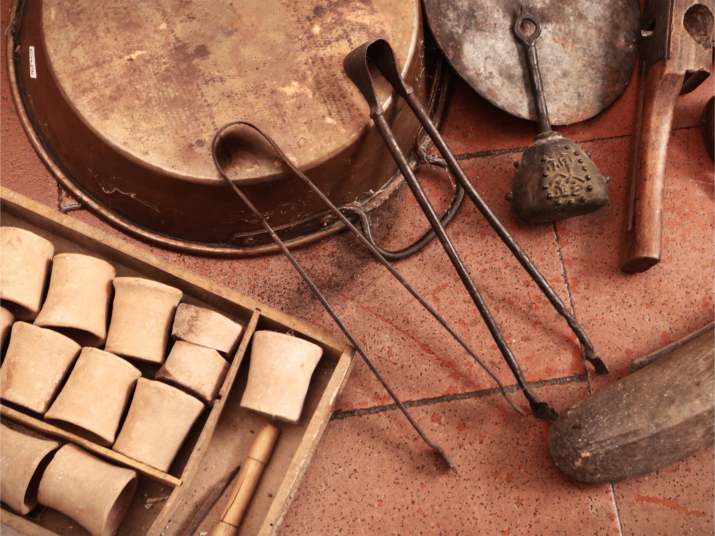 Assortimento di Attrezzi e Accessori D'epoca in Ferro e Metalli