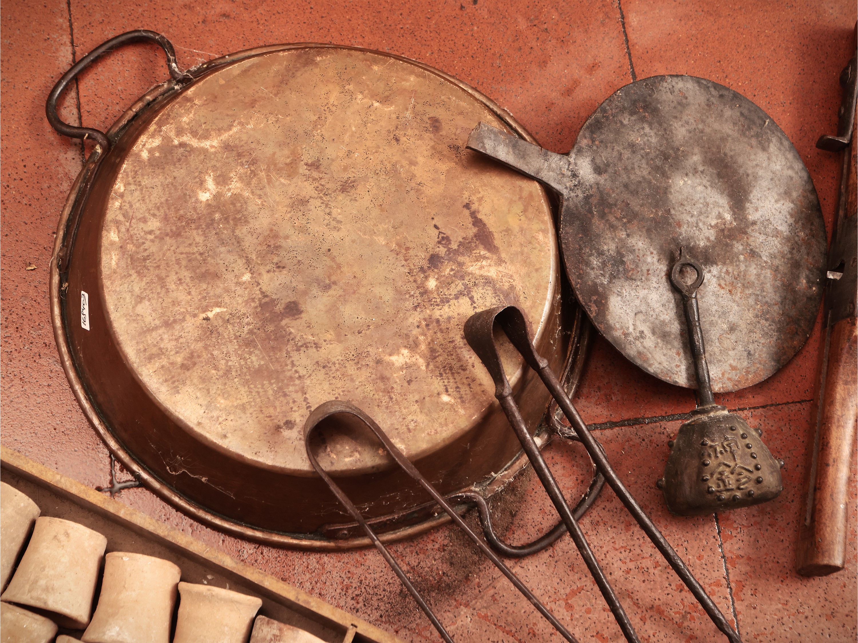 Assortimento di Attrezzi e Accessori D'epoca in Ferro e Metalli
