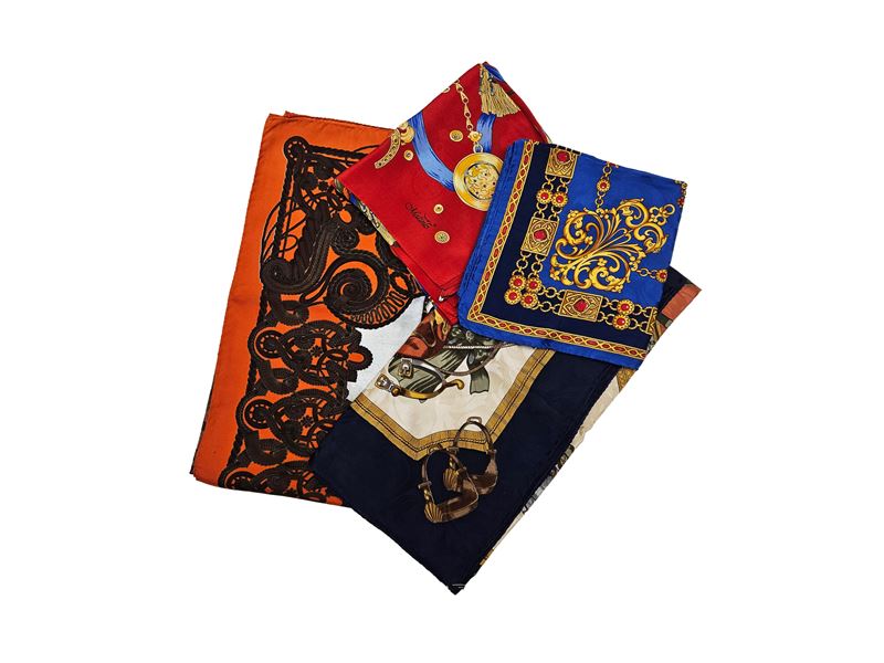 Lotto di quattro foulard in seta