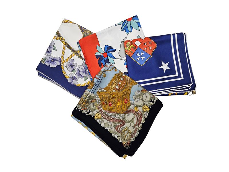 Lotto di quattro foulard in seta