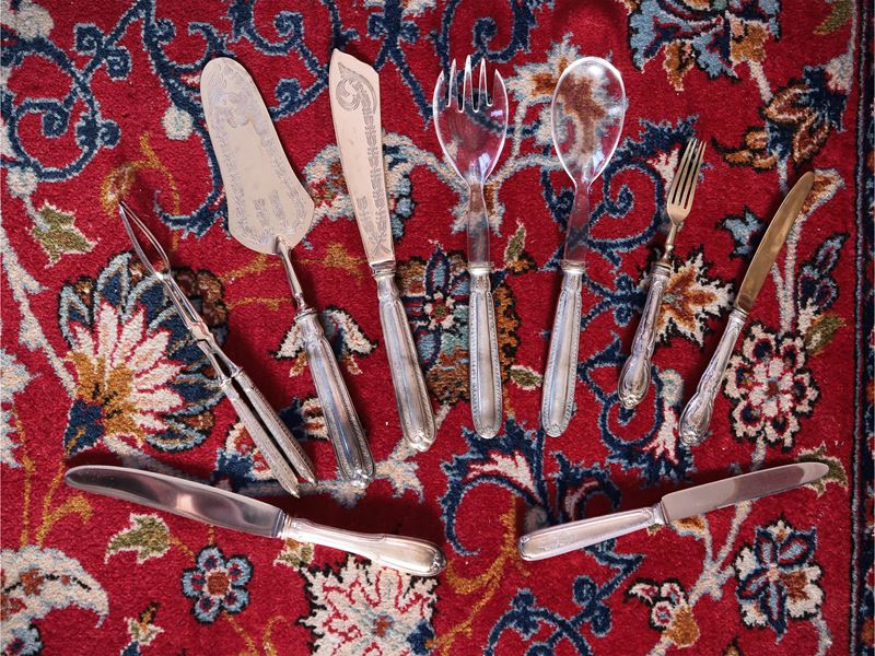 Assortimento di posate con manico rivestito in argento