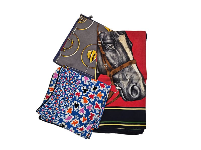 Lotto di tre foulard in seta