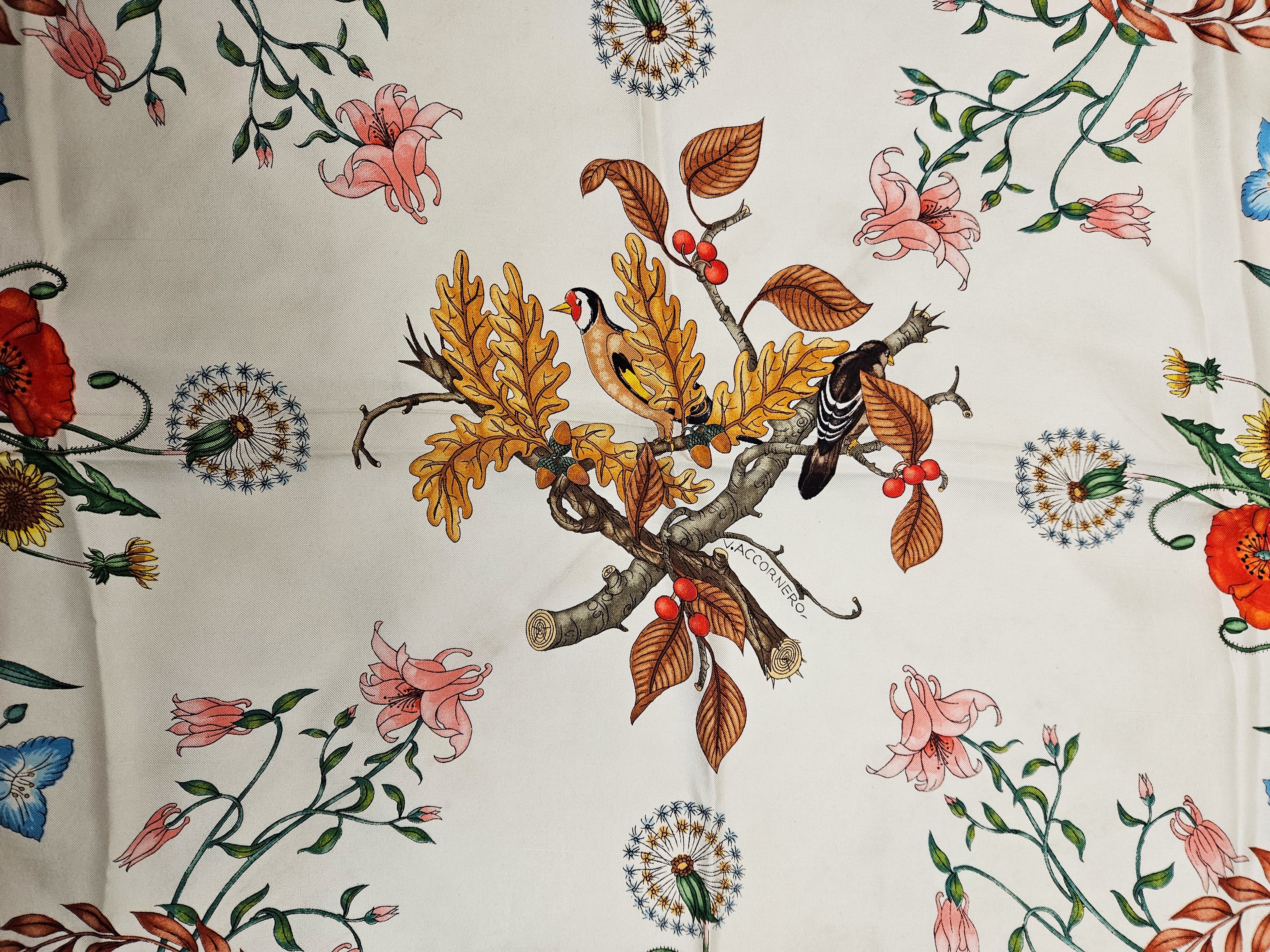 Gucci - Foulard in seta Flora by Vittorio Accornero