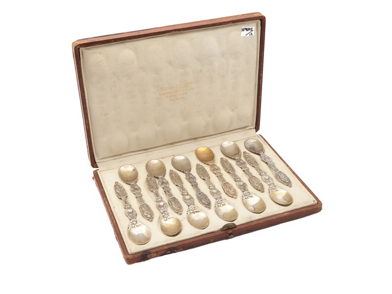 Serie di dodici cucchiani in argento