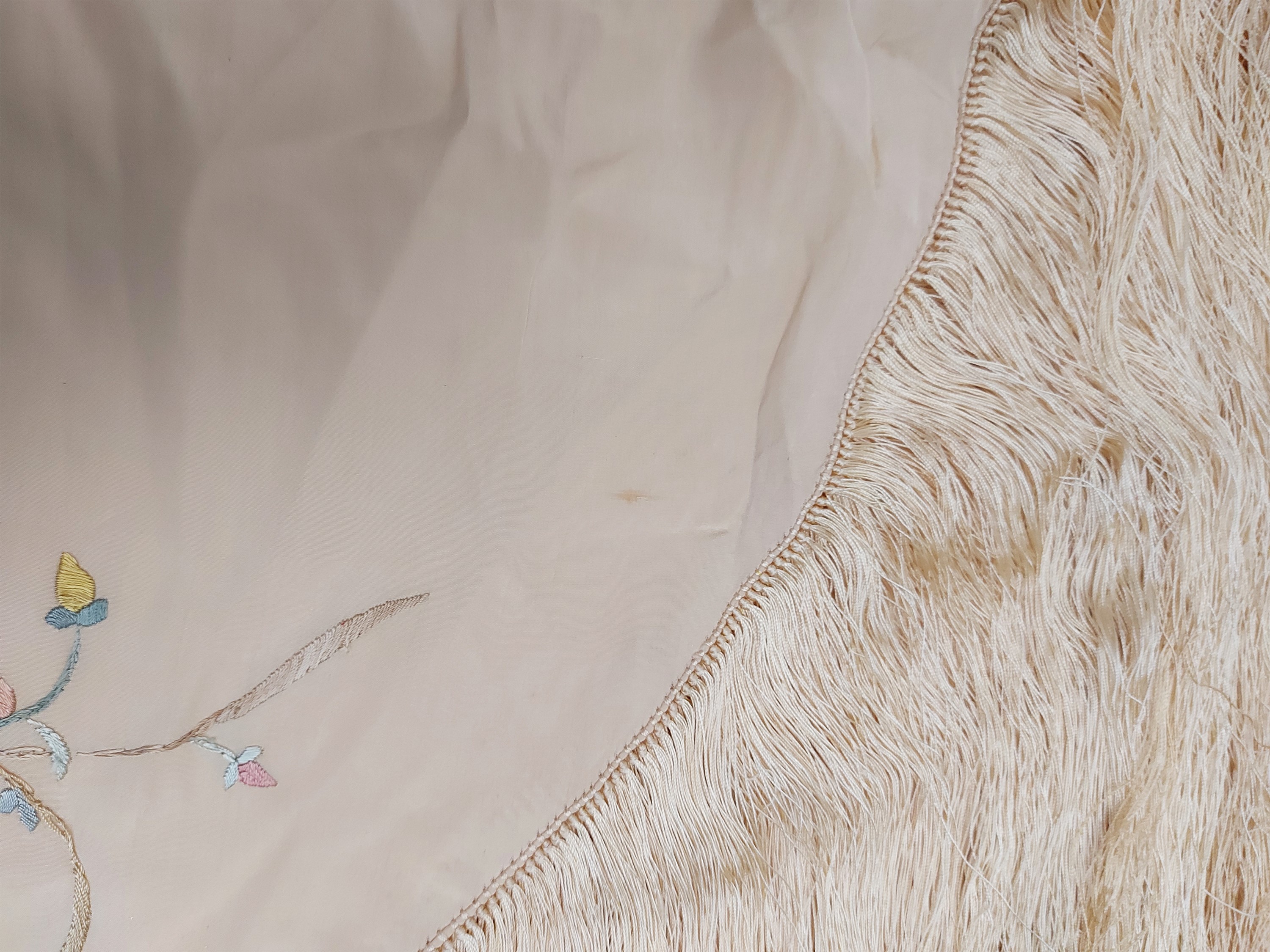 Grande Scialle in Seta Beige con Ricamo Floreale