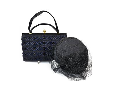 Cappellino Nero con Veletta e Borsetta a Mano in Tessuto e Perline