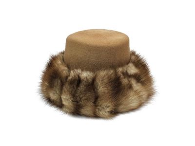 Cappello in Panno Caramello con Bordo in Pelliccia