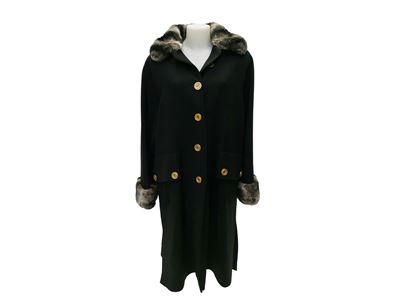 Cappotto in Lana Nera con Collo e Pulsi in Pelliccia di Cincillà