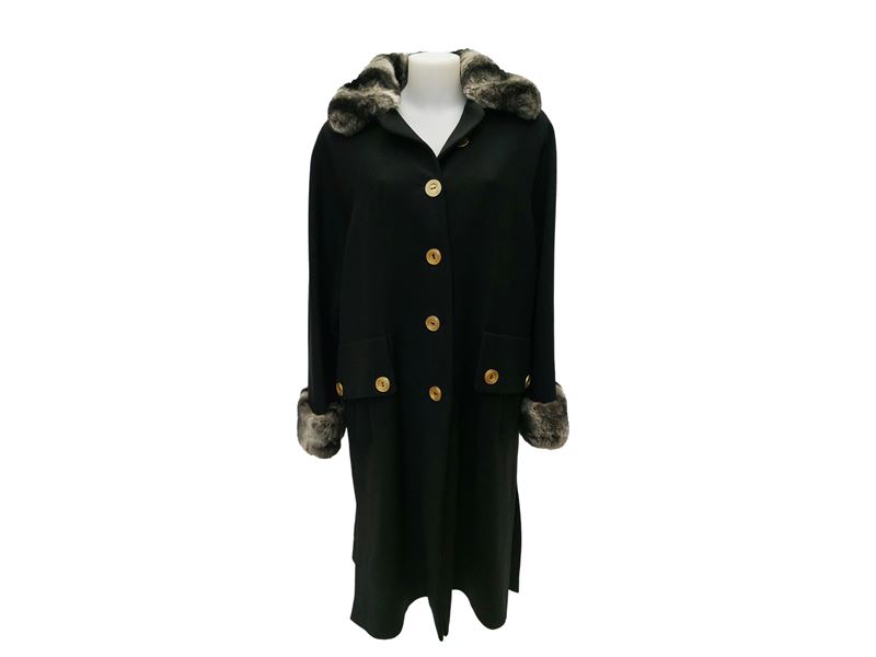 Cappotto in Lana Nera con Collo e Pulsi in Pelliccia di Cincillà