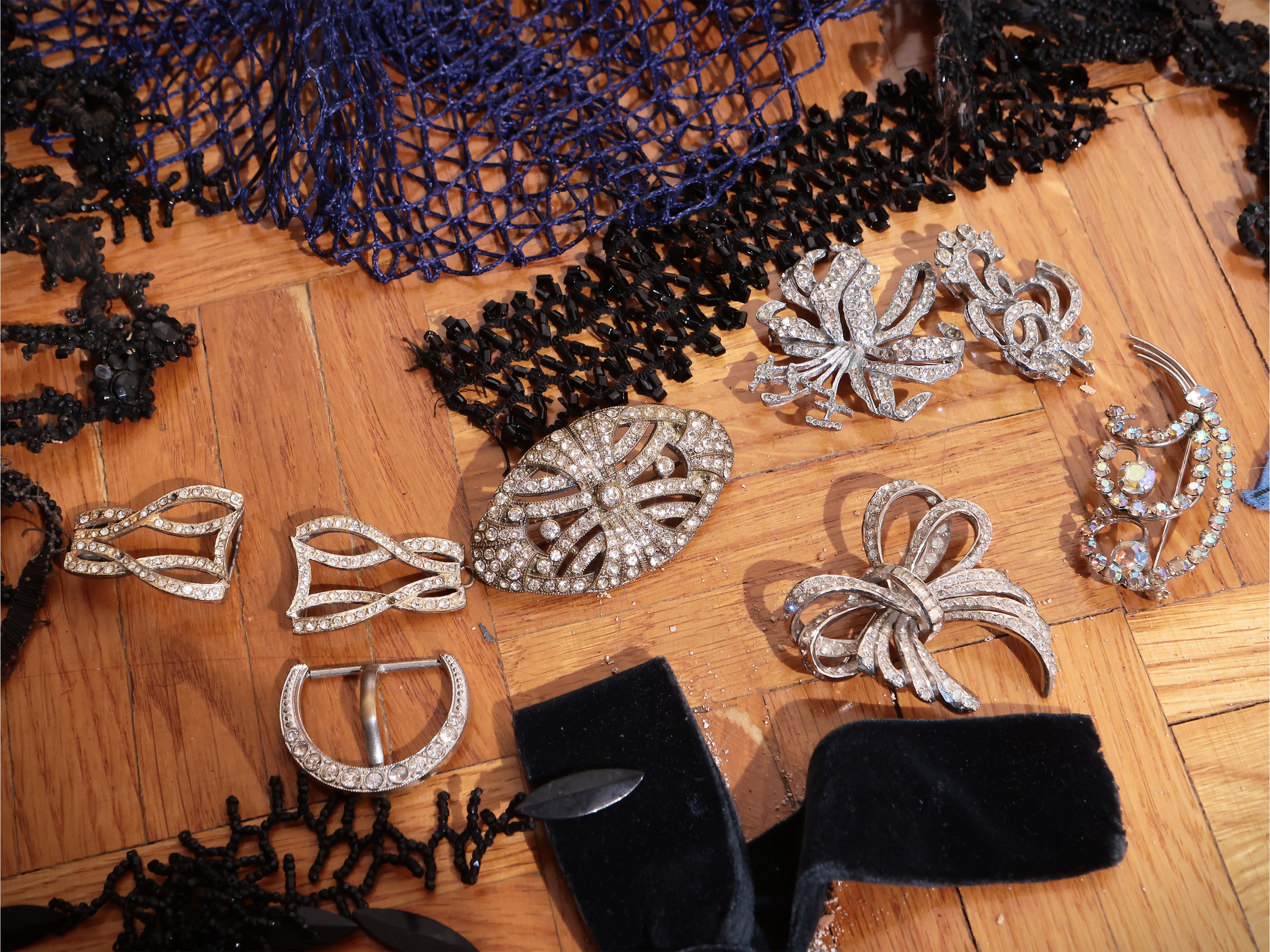 Assortimento di Accessori per Abiti e Bigiotteria D'epoca
