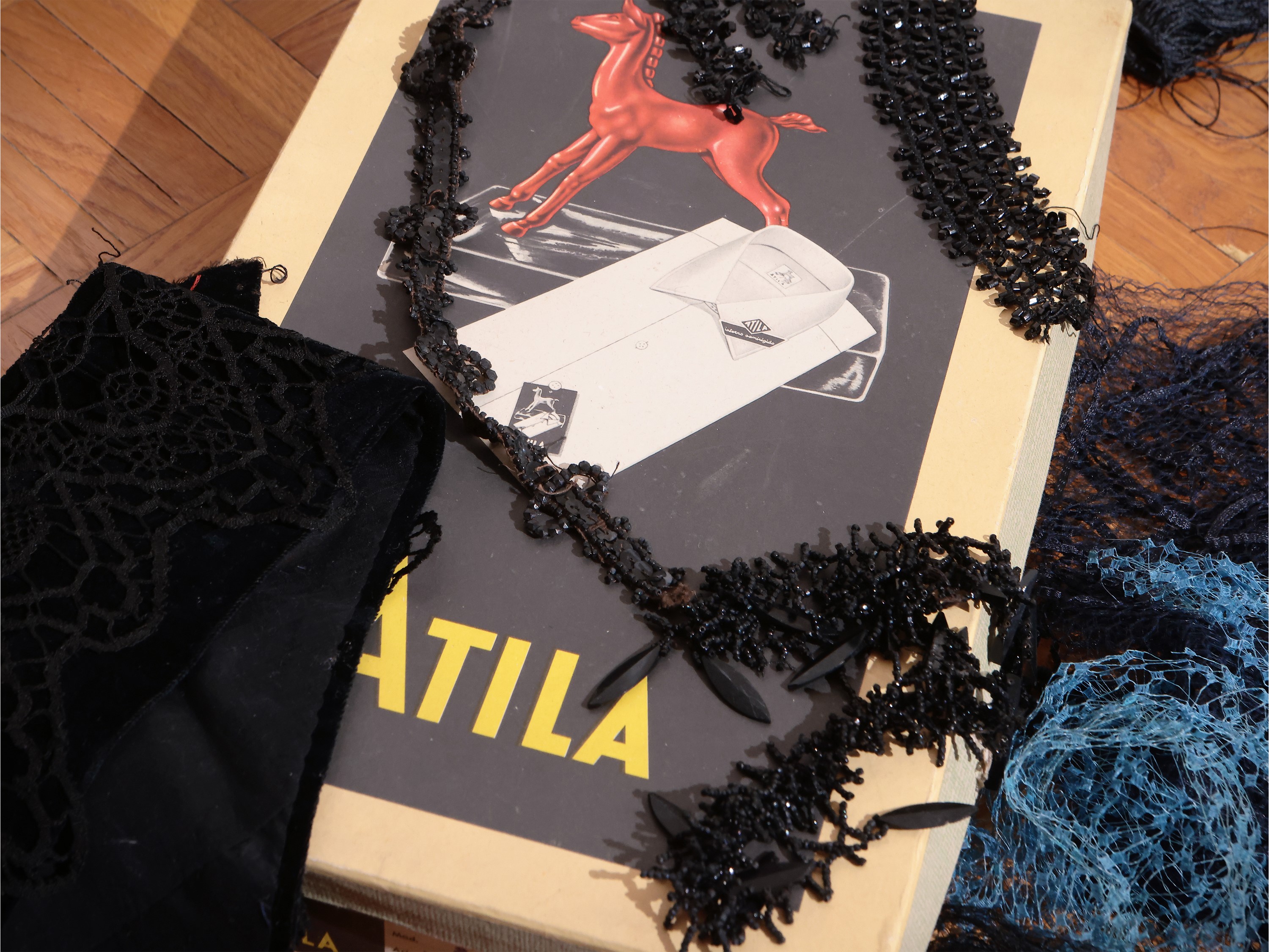 Assortimento di Accessori per Abiti e Bigiotteria D'epoca