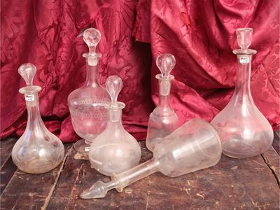 Assortimento di Bottiglie in Vetro e Cristallo