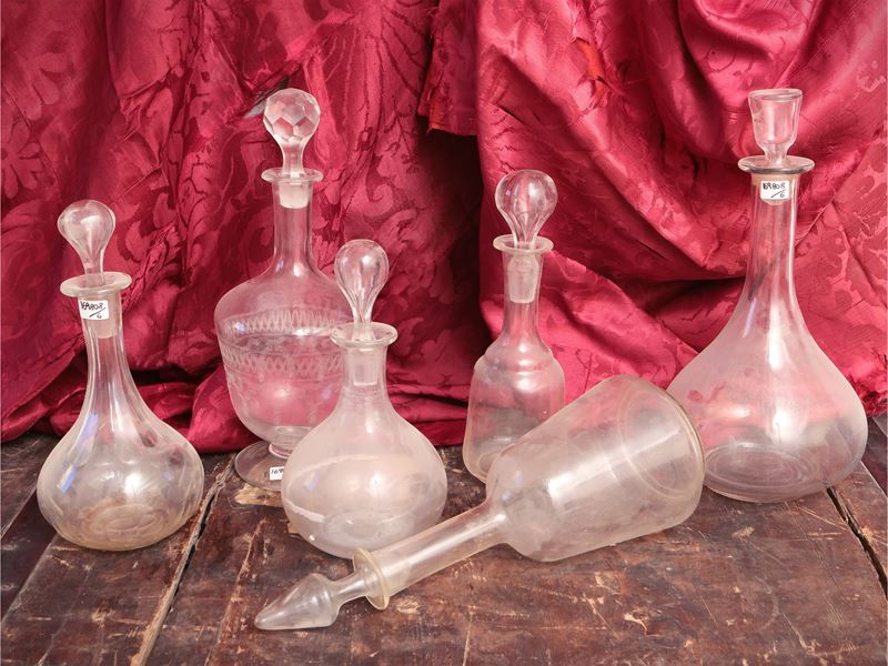 Assortimento di Bottiglie in Vetro e Cristallo